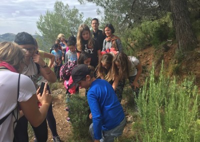 The children add stones to the walkers pile